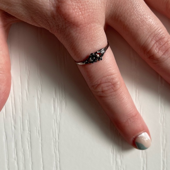 Size 9 silver wildflower ring - Picture 3 of 5